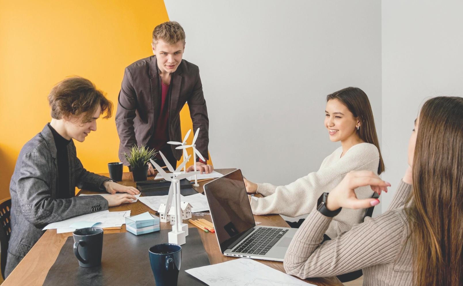 Professionelle Geschäftspartner bei einer strategischen Besprechung