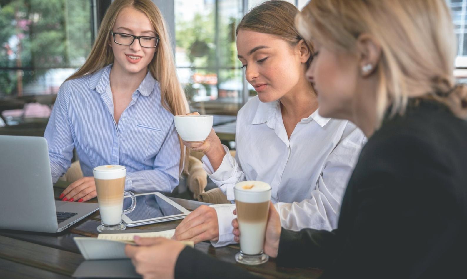 Moderne Büroumgebung mit Fokus auf Zusammenarbeit und digitale Lösungen